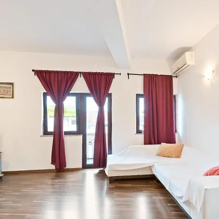 Apartment Lovely In With Balcony Posedarje