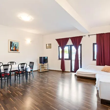 Lovely In With Balcony Apartment Posedarje